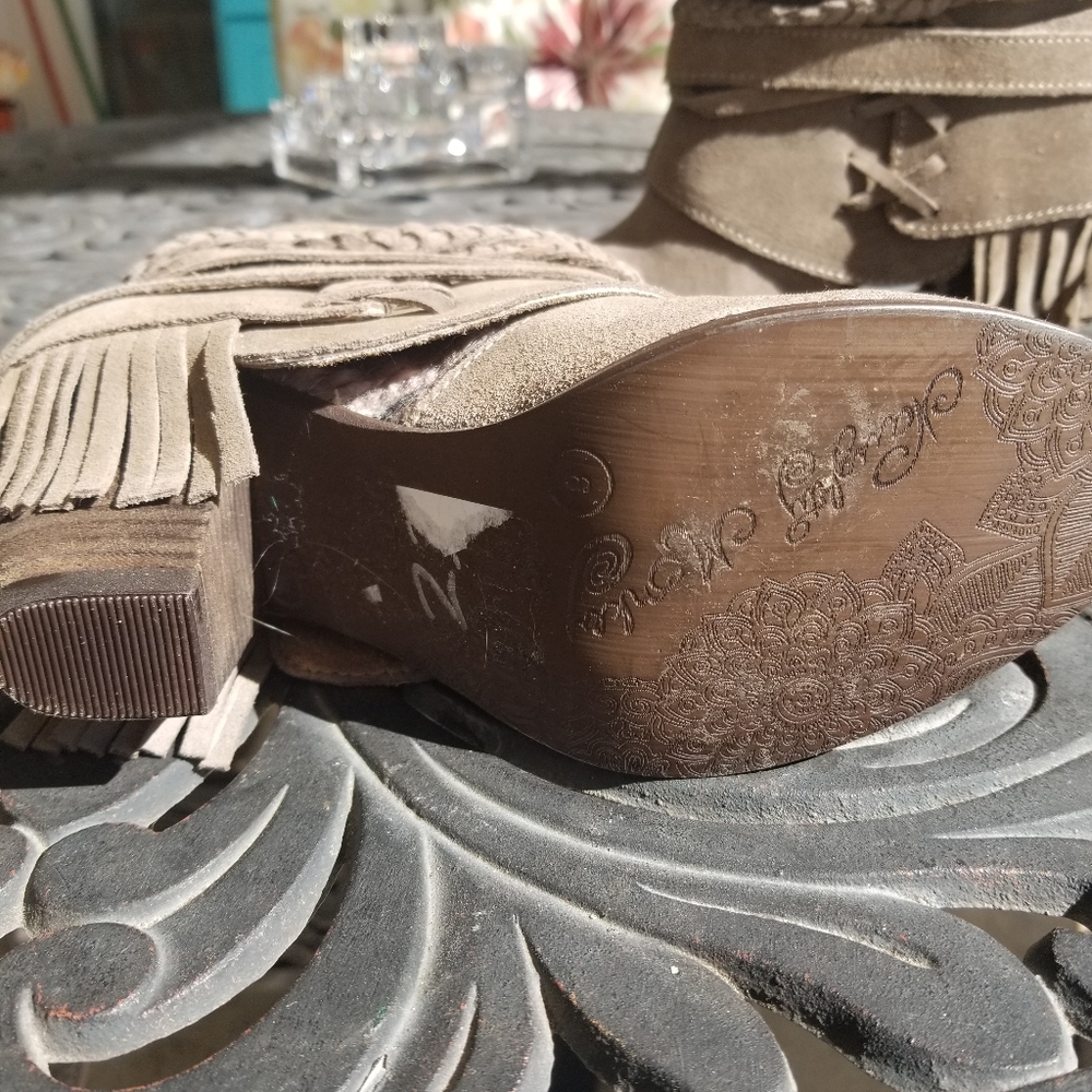 Boots - Picture 3 of 6